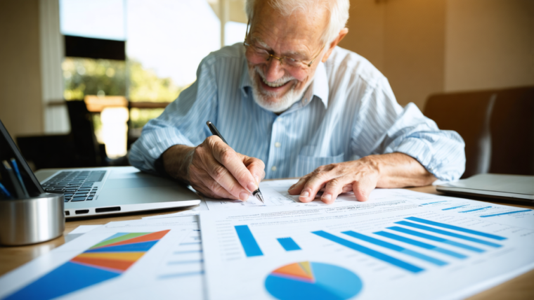 découvrez si vous pouvez cumuler retraite et emploi sans perdre vos droits, avec des conseils pratiques pour optimiser votre situation financière et administrative.