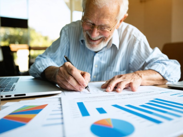 découvrez si vous pouvez cumuler retraite et emploi sans perdre vos droits, avec des conseils pratiques pour optimiser votre situation financière et administrative.